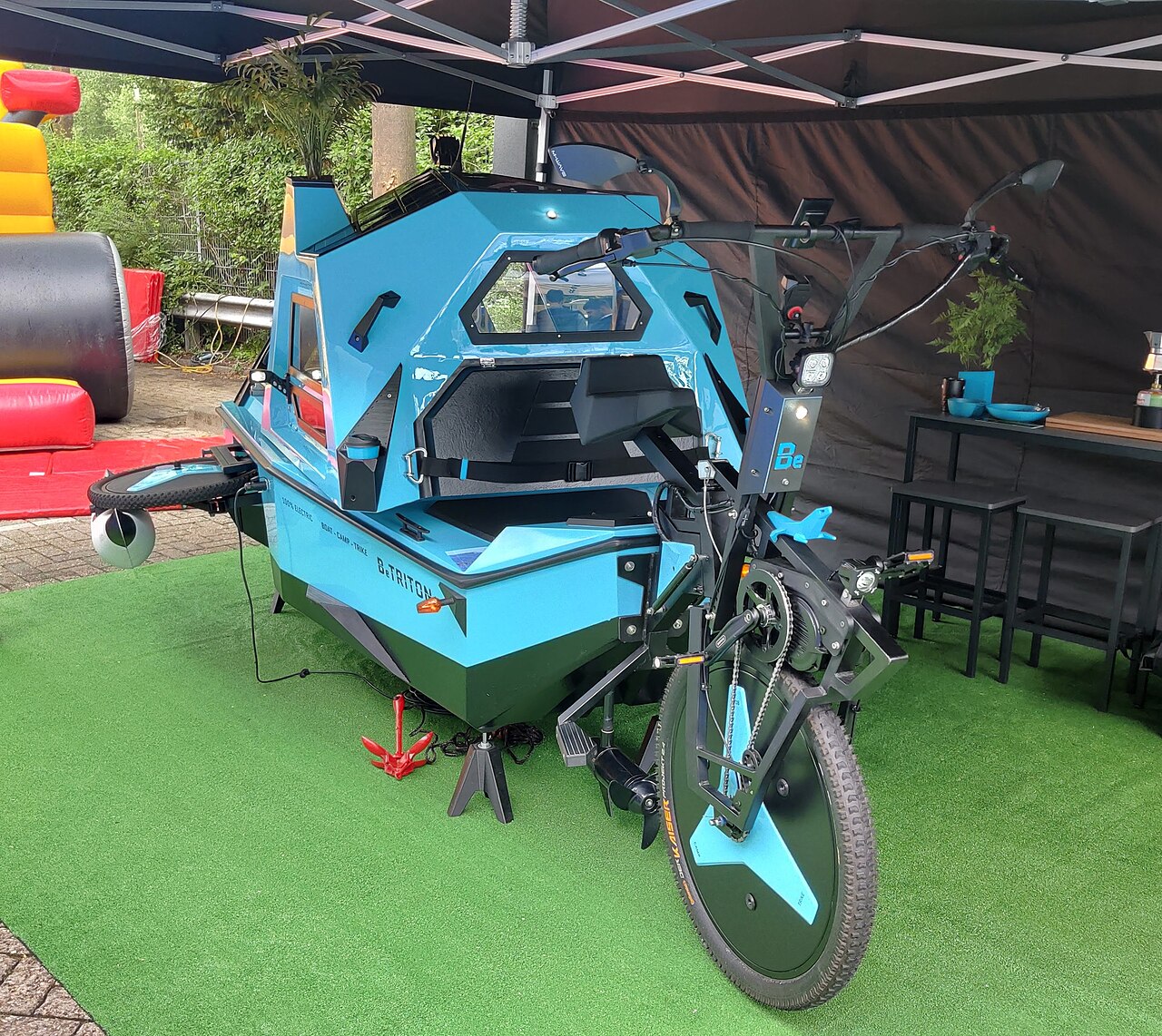 File:BeTRITON amphibious vehicle (Fully Charged 2022) bike front.jpg