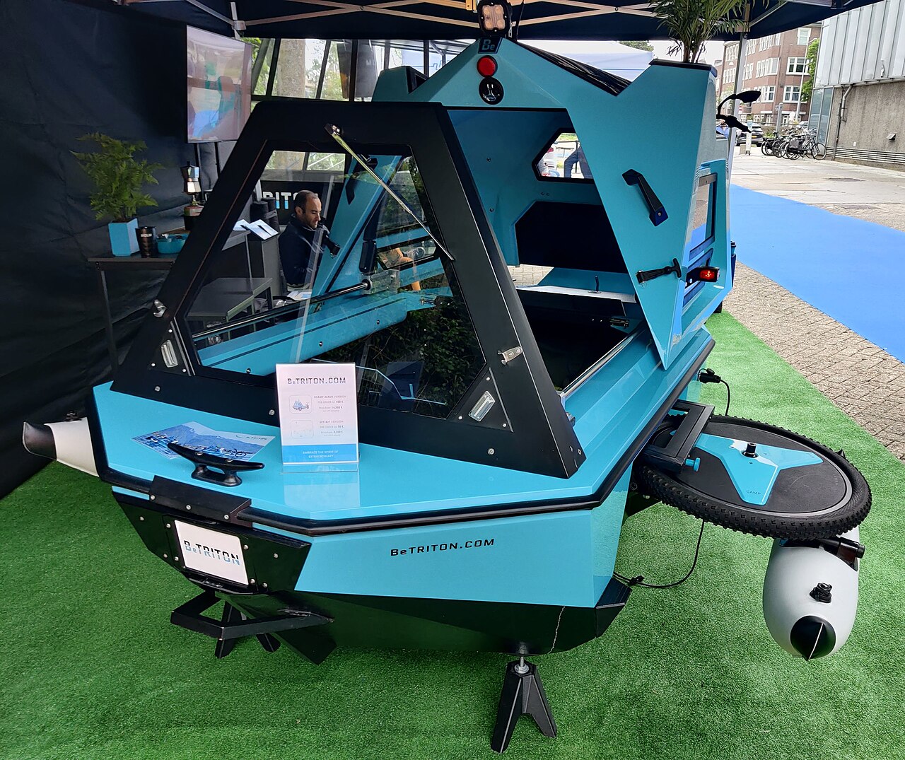 File:BeTRITON amphibious vehicle (Fully Charged 2022) boat front.jpg